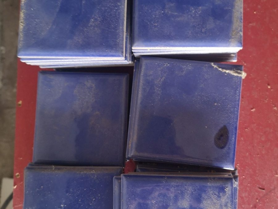 Carrelage bleu électrique ( la couleur tire vert le violet ) 10×10 cm