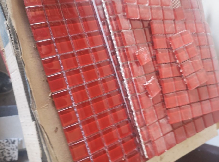 Carrelage mosaïque effet pâte de verre – Petits carreaux rouges brillants